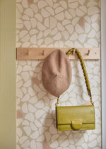Pebble Bibelotte organisch behang voor de kinderkamer beige met roze