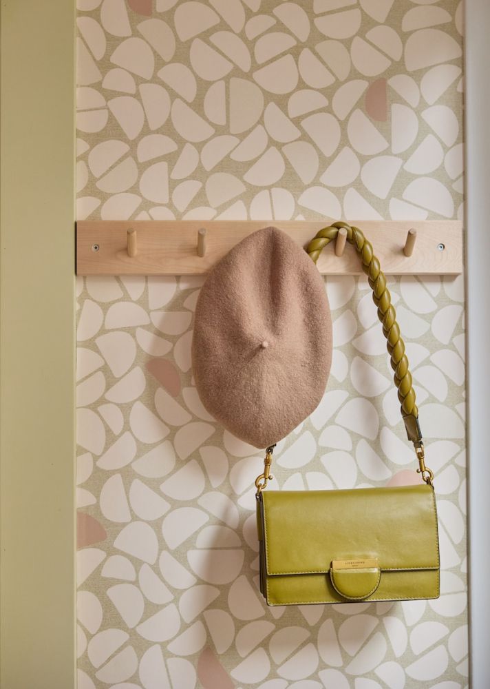 Pebble Bibelotte organisch behang voor de kinderkamer beige met roze