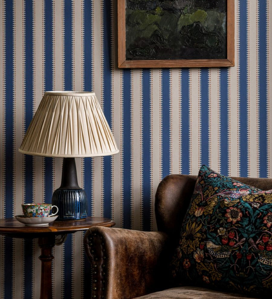 Langelid von Bromssen jagged stripe strepen behang voor de kinderkamer denim blauw