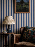 Langelid von Bromssen jagged stripe strepen behang voor de kinderkamer denim blauw