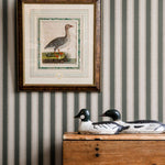 Langelid von Bromssen jagged stripe strepen behang voor de kinderkamer 
olijf groen