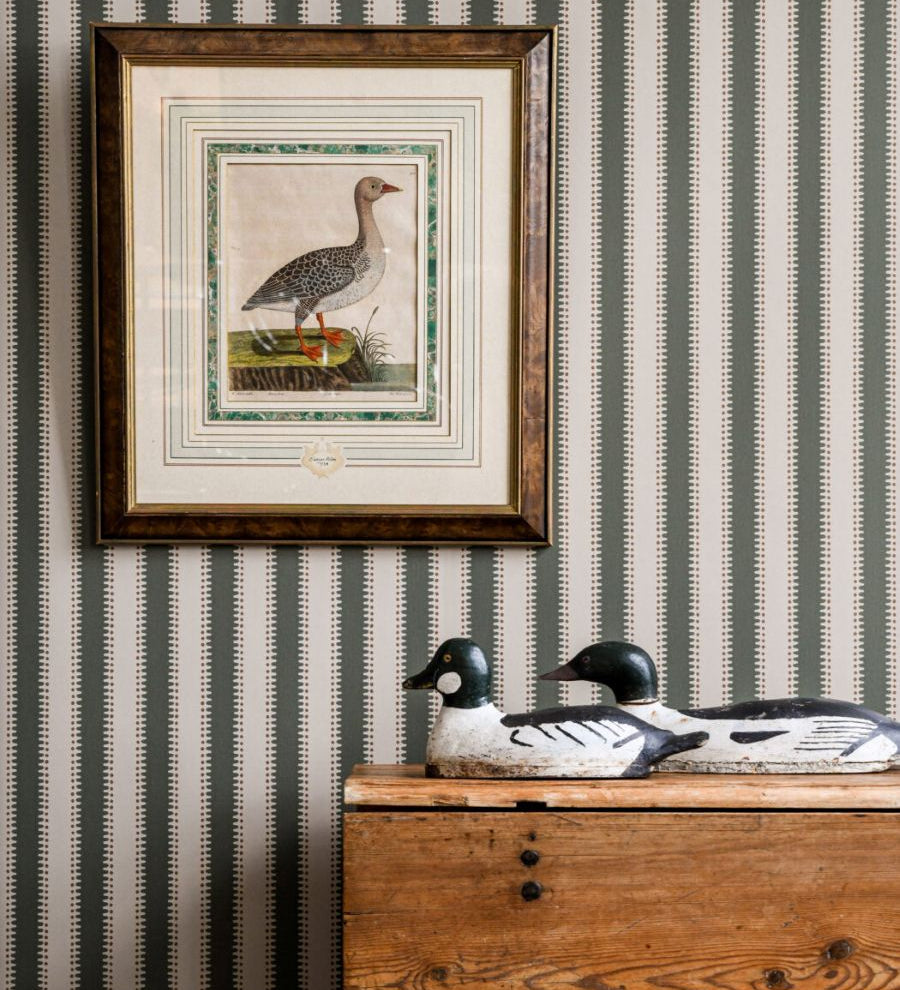 Langelid von Bromssen jagged stripe strepen behang voor de kinderkamer 
olijf groen