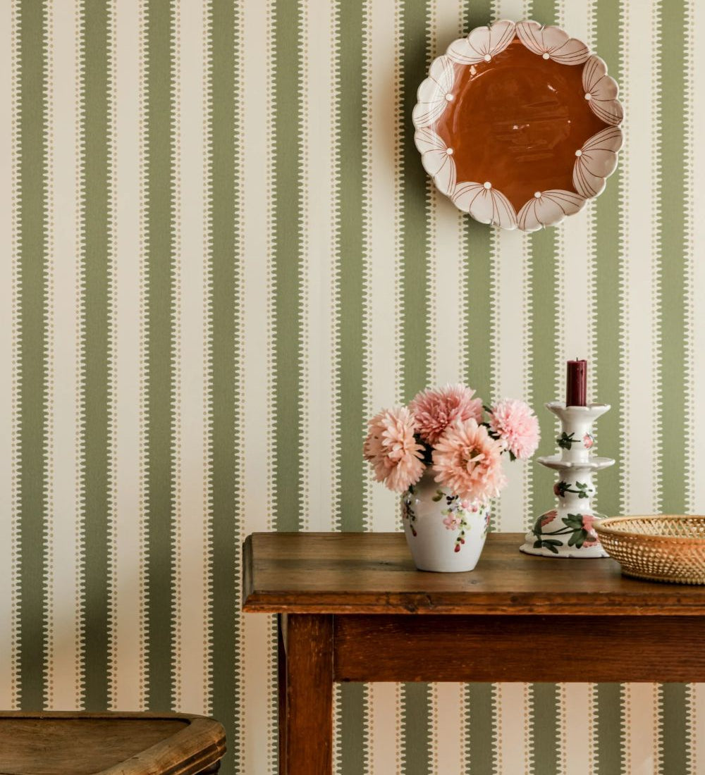 Langelid von Bromssen jagged stripe strepen behang voor de kinderkamer 
 groen