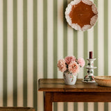 Langelid von Bromssen jagged stripe strepen behang voor de kinderkamer 
 groen