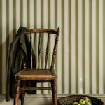 Langelid von Bromssen jagged stripe strepen behang voor de kinderkamer 
 groen