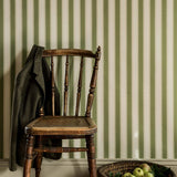 Langelid von Bromssen jagged stripe strepen behang voor de kinderkamer 
 groen