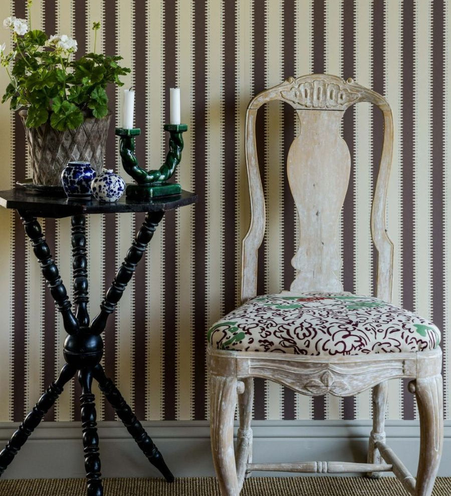 Langelid von Bromssen jagged stripe strepen behang voor de kinderkamer 
marron bruin