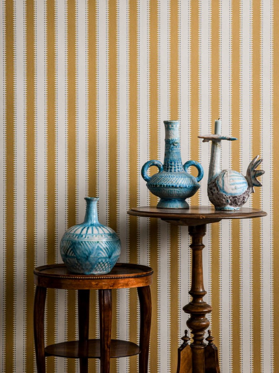 Langelid von Bromssen jagged stripe strepen behang voor de kinderkamer 
mosterd oker geel