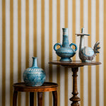 Langelid von Bromssen jagged stripe strepen behang voor de kinderkamer 
mosterd oker geel