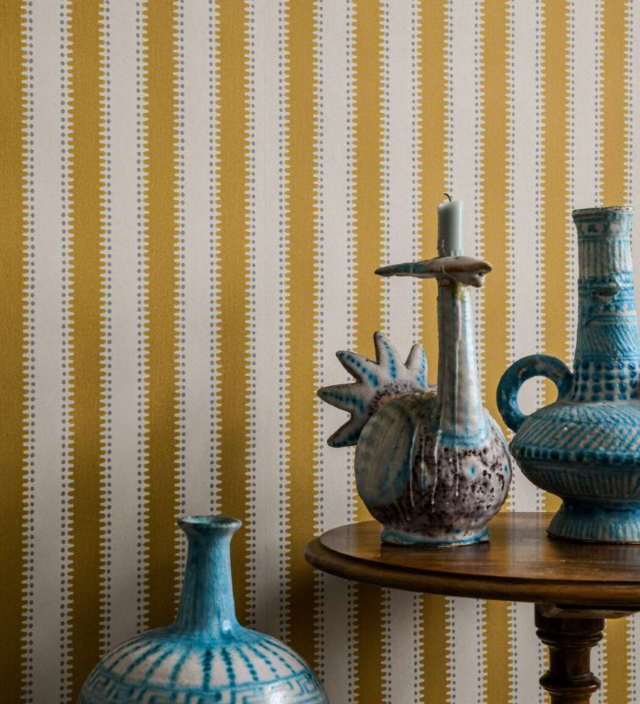 Langelid von Bromssen jagged stripe strepen behang voor de kinderkamer 
mosterd oker geel