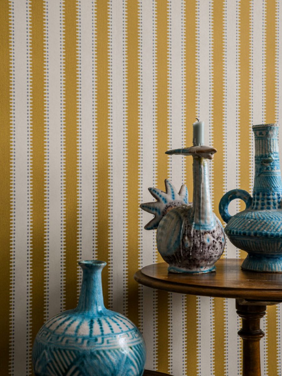 Langelid von Bromssen jagged stripe strepen behang voor de kinderkamer 
mosterd oker geel