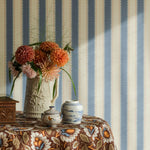 Langelid von Bromssen Jagged Stripe Sky Blue gestreept behang met een kartel randje voor de kinderkamer blauw 30-44