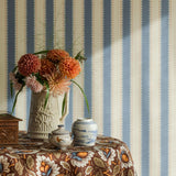 Langelid von Bromssen Jagged Stripe Sky Blue gestreept behang met een kartel randje voor de kinderkamer blauw 30-44