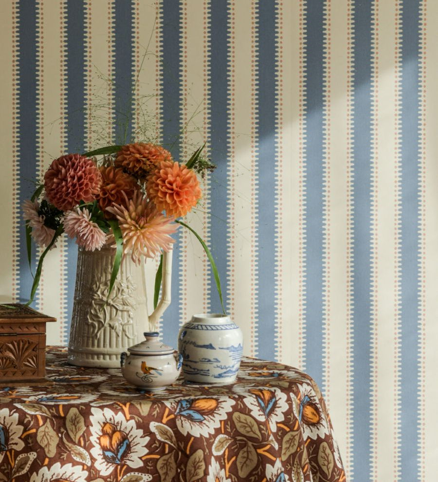 Langelid von Bromssen Jagged Stripe Sky Blue gestreept behang met een kartel randje voor de kinderkamer blauw 30-44