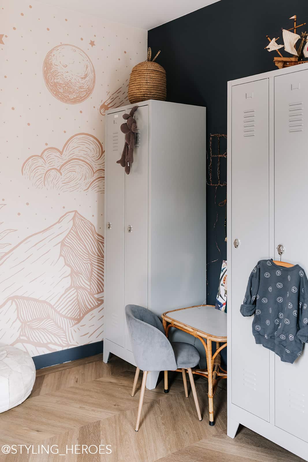 May en Fay fotobehang babykamer neutrale kinderkamer bergen zon sterren beige cosmic hills 