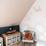 May en Fay fotobehang babykamer neutrale kinderkamer bergen zon sterren beige cosmic hills 