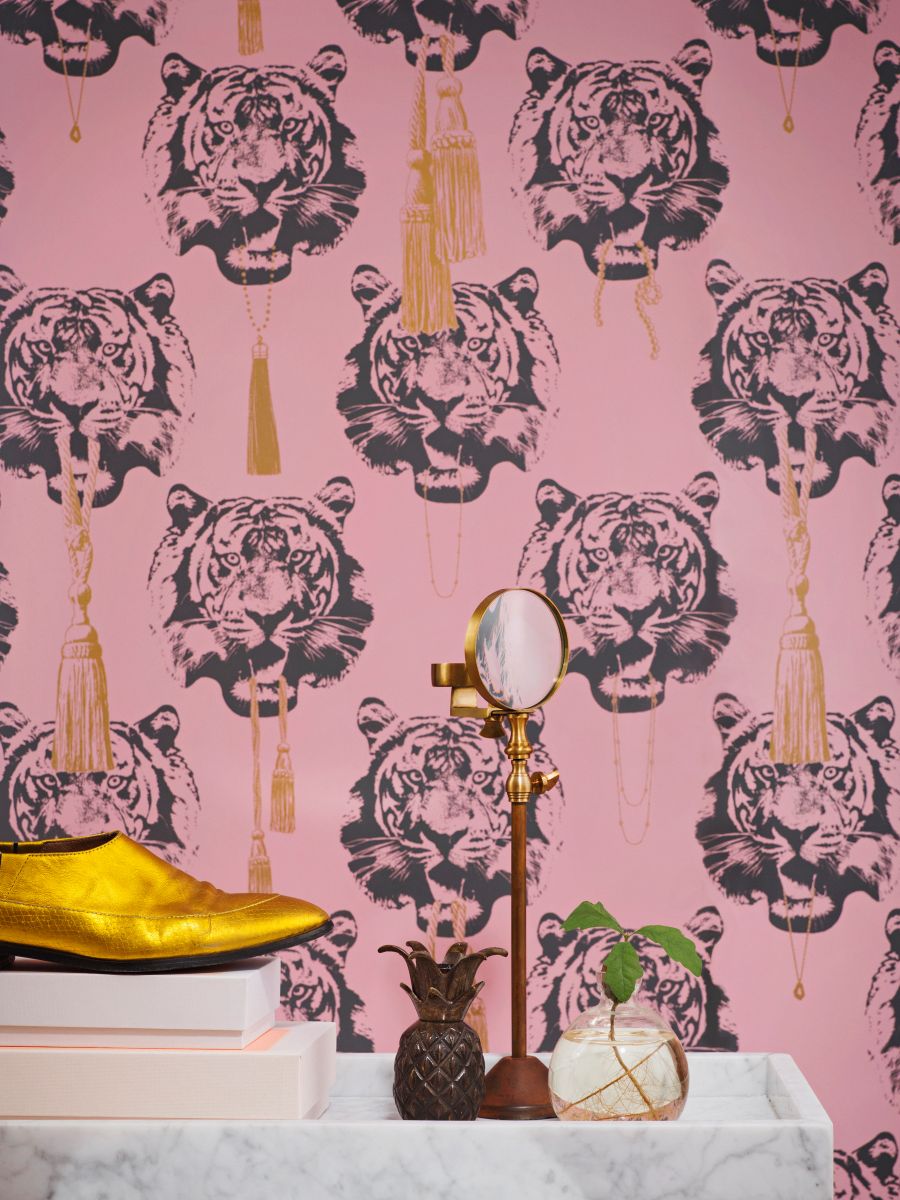 Studio Lisa Bengtsson behang voor de kinderkamer tienerkamer Coco Tiger tijgerbehang roze