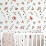 Pastelowe Love Wildflowers bloemenbehang voor meisjeskamer wit roze groen 