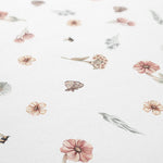 Pastelowe Love Wildflowers bloemenbehang voor meisjeskamer wit roze groen 