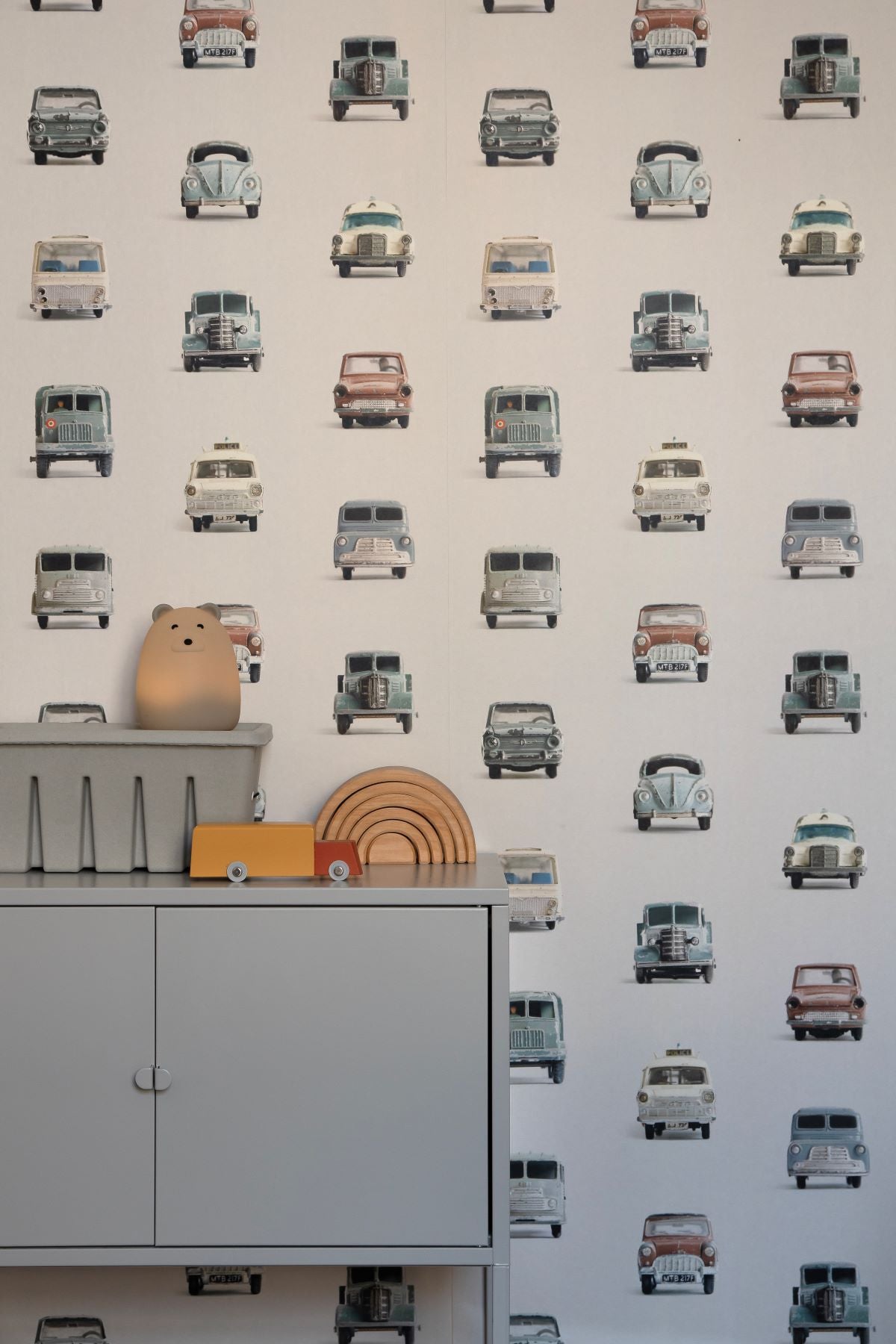 Studio Ditte behang voor de jongenskamer met auto's lichtgrijs