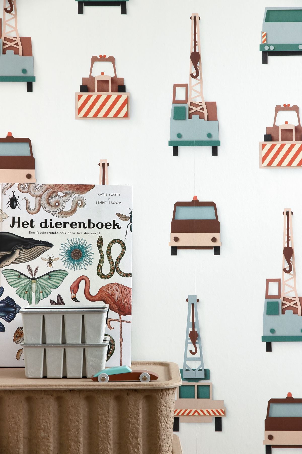 Studio Ditte behang voor de kinderkamer kraanwagens wit