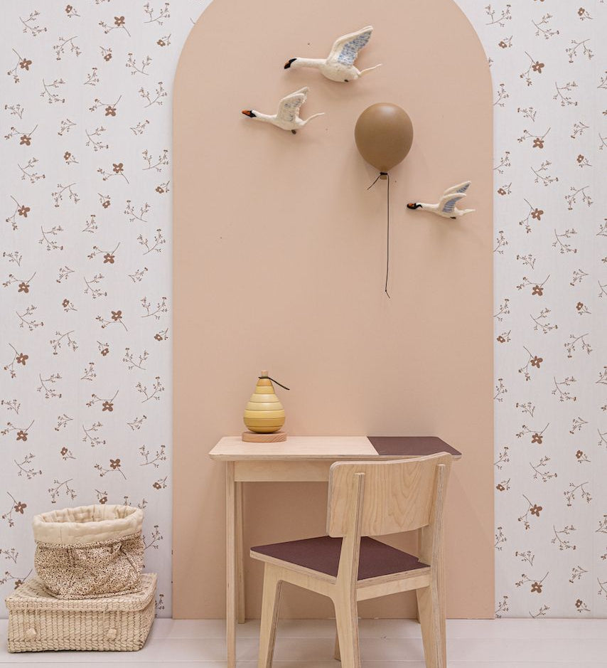 Bibelotte bloemen behang babykamer kinderkamer okergeel
