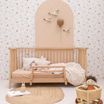 Bibelotte bloemen behang babykamer kinderkamer okergeel