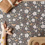Little Amour meisjeskamer behang bloemen little flower garden antraciet