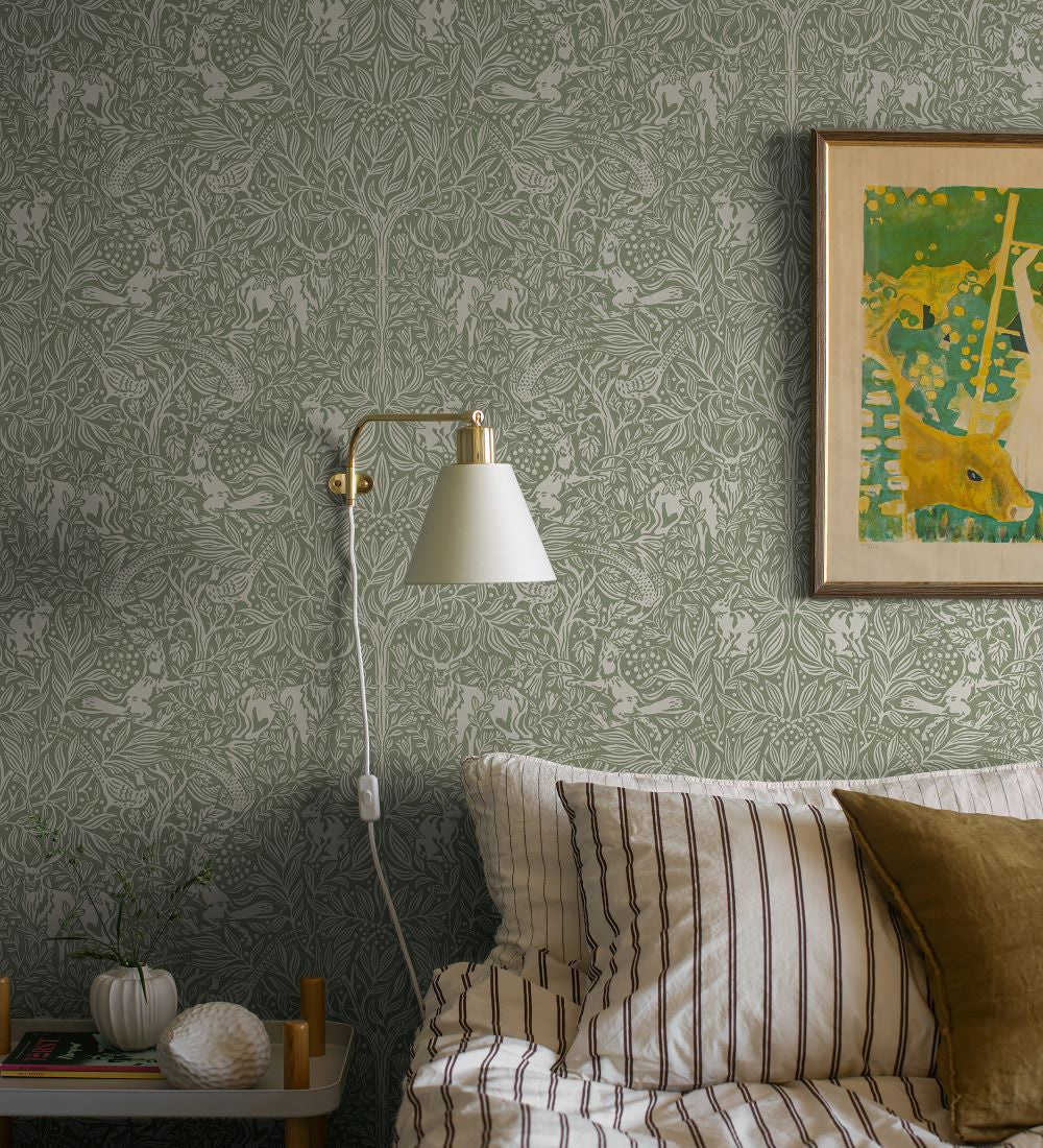 Boråstapeter Under the elder tree - behang voor de kinderkamer bosdieren groen