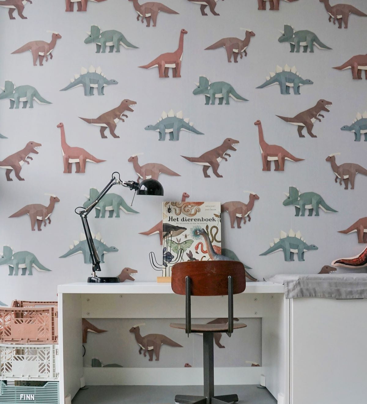 Studio Ditte Dino behang jongenskamer lichtgrijs