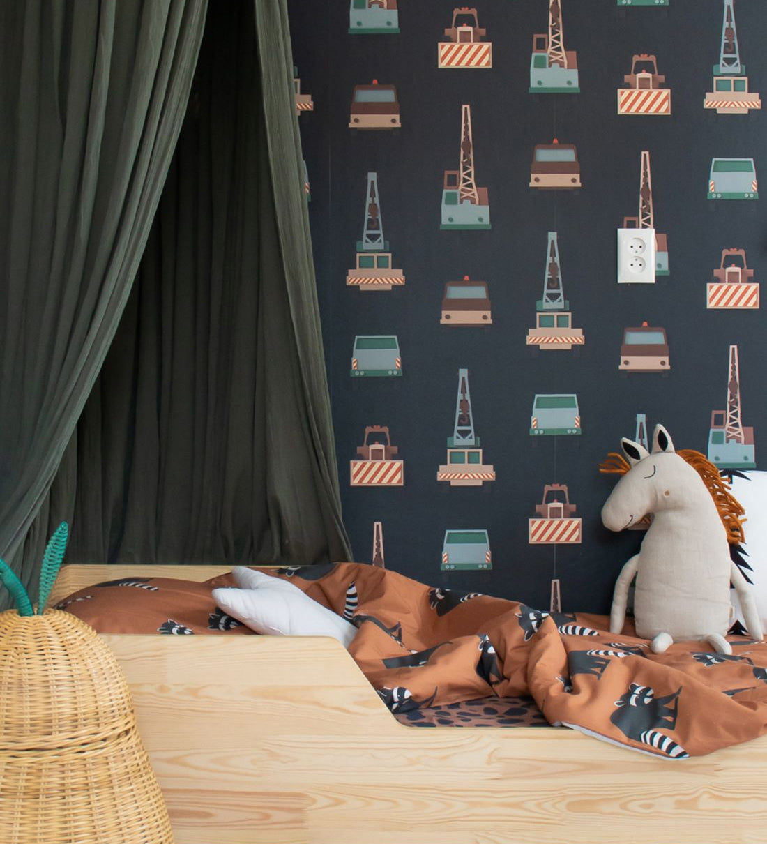 Studio Ditte behang voor de kinderkamer kraanwagens donker
